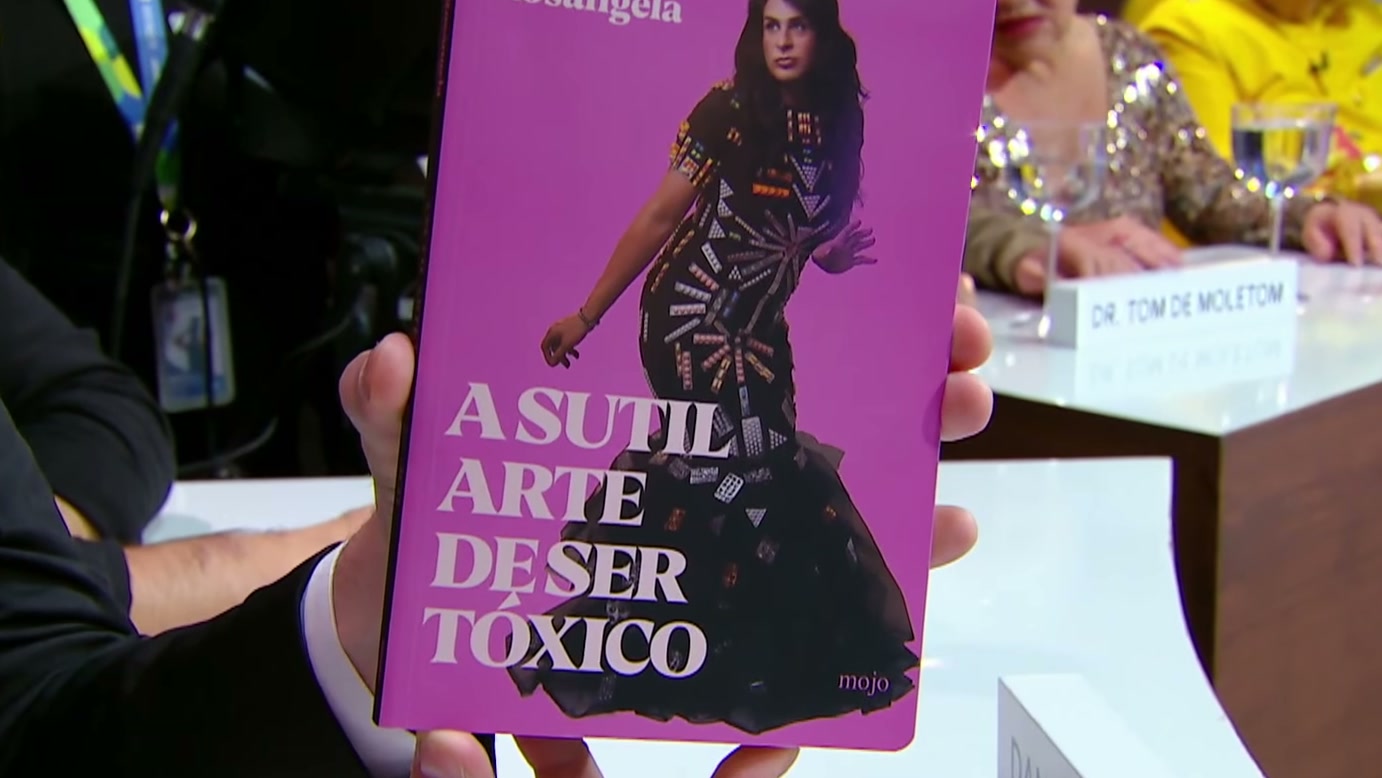 Um livro sobre toxicidade e um certificado de hostilidade entram no The Noite, enquanto Dra. Rosângela alimenta as provocações entre integrantes da bancada