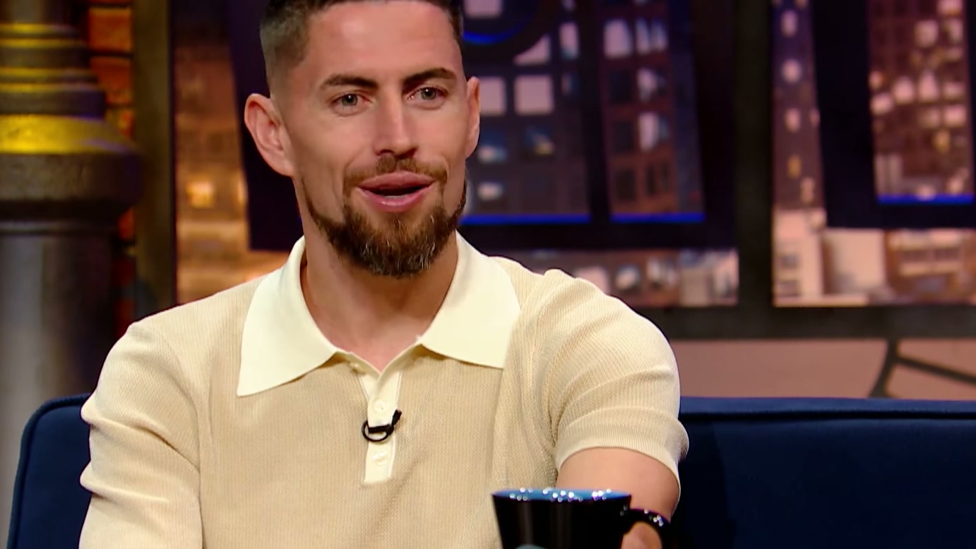 Jorginho ensina seu famoso pulinho no The Noite, mas revela que um goleiro estudou a cobrança e encontrou um jeito de surpreendê-lo pela Itália