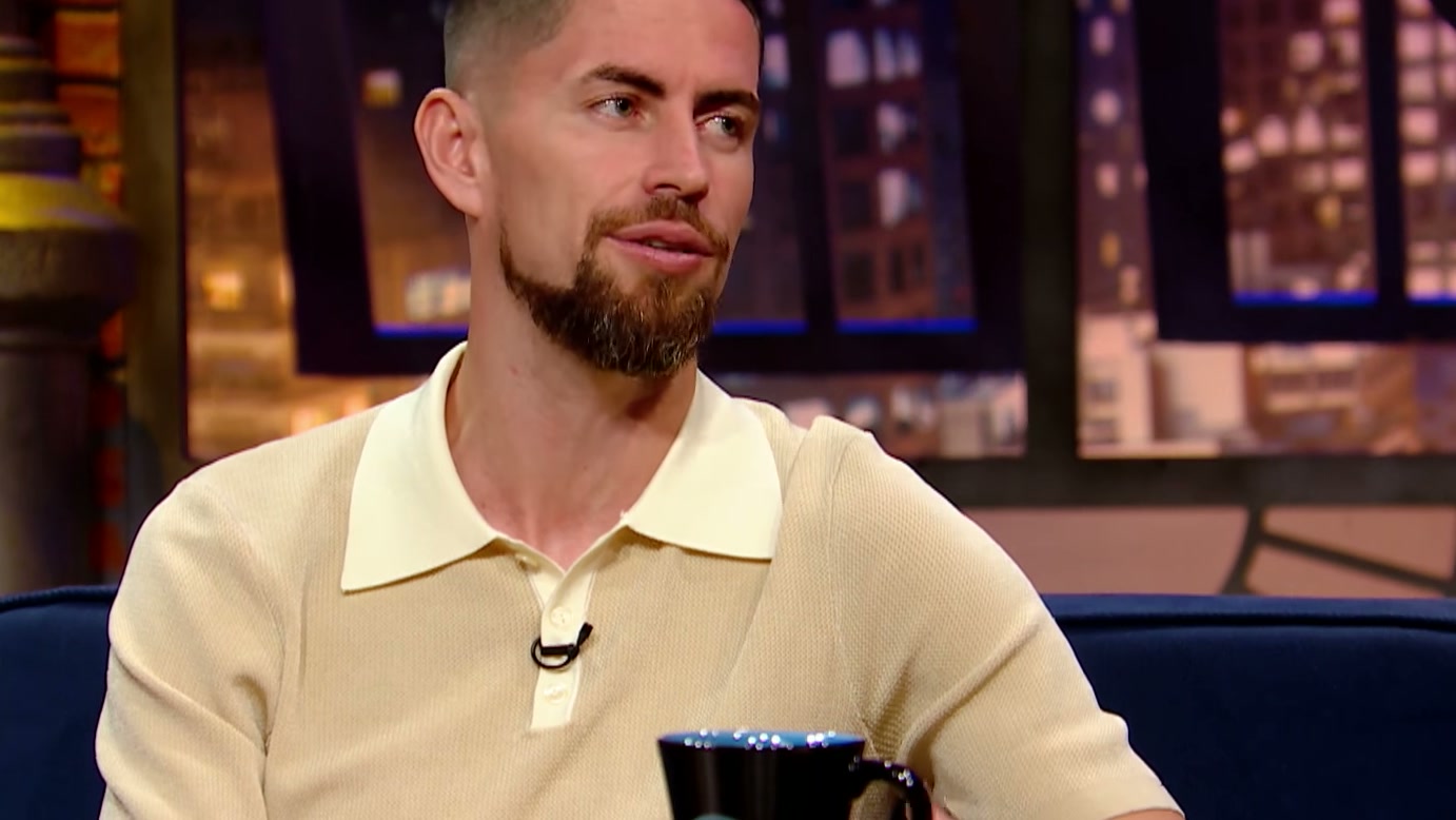 Jorginho ensina seu famoso pulinho no The Noite, mas revela que um goleiro estudou a cobrança e encontrou um jeito de surpreendê-lo pela Itália