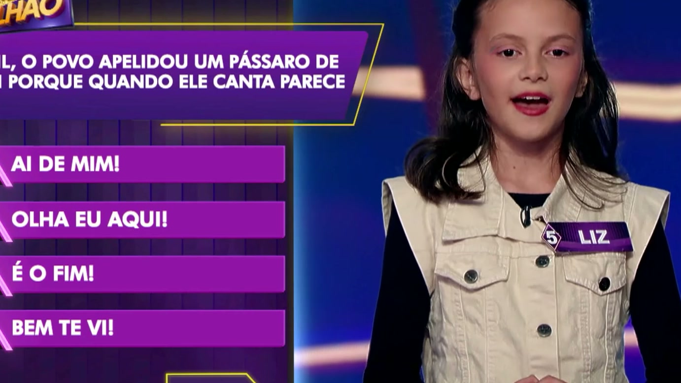 Sofia pede ajuda sobre futebol no Show do Milhão Kids, mas segue a resposta errada enquanto uma das universitárias havia mencionado a alternativa correta