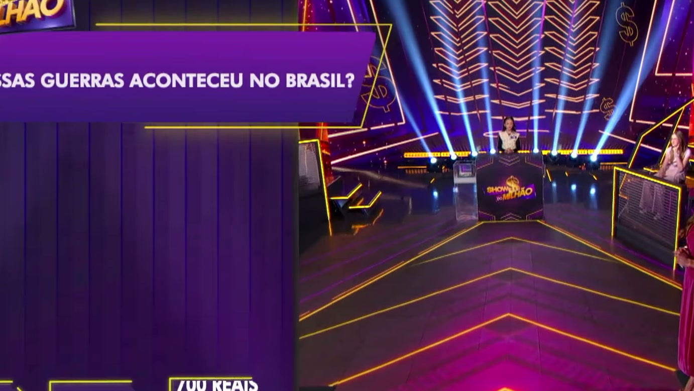 Sofia pede ajuda sobre futebol no Show do Milhão Kids, mas segue a resposta errada enquanto uma das universitárias havia mencionado a alternativa correta