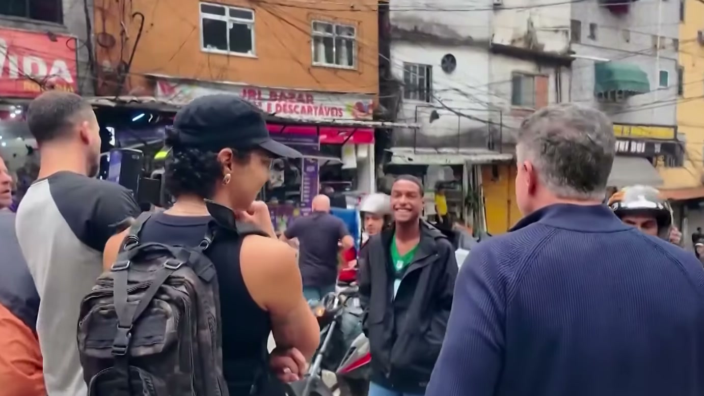Jovem da Rocinha que trabalha em restaurante de sushi encontra Lamar Jackson após carta do treinador levar sua história ao Domingão com Huck
