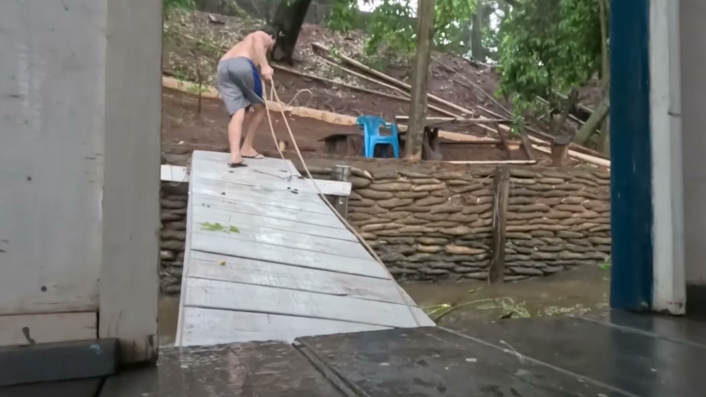 Casinha flutuante balança durante tempestade no Rio Paraná, e Gabriel Guelfi precisa reforçar cordas enquanto escada cai e telha ameaça se soltar