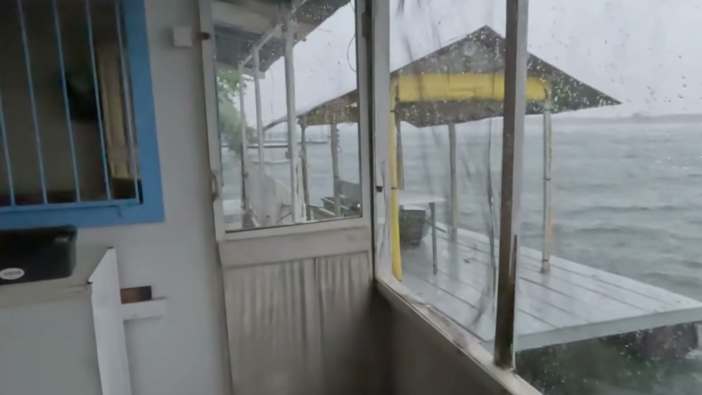 Casinha flutuante balança durante tempestade no Rio Paraná, e Gabriel Guelfi precisa reforçar cordas enquanto escada cai e telha ameaça se soltar