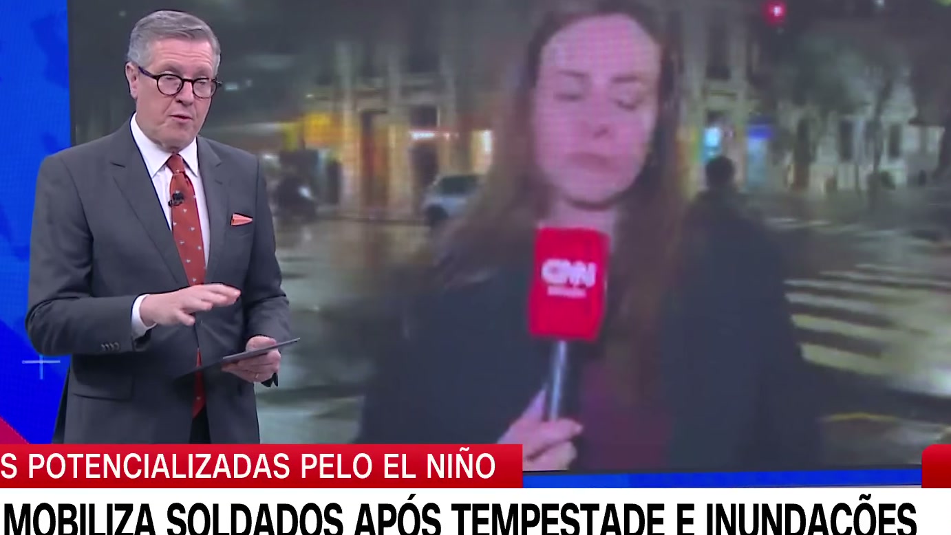 Enxurrada de lama arrasta veículos e invade casas em Santiago, mas homem consegue se salvar agarrado a uma árvore, segundo reportagem da CNN
