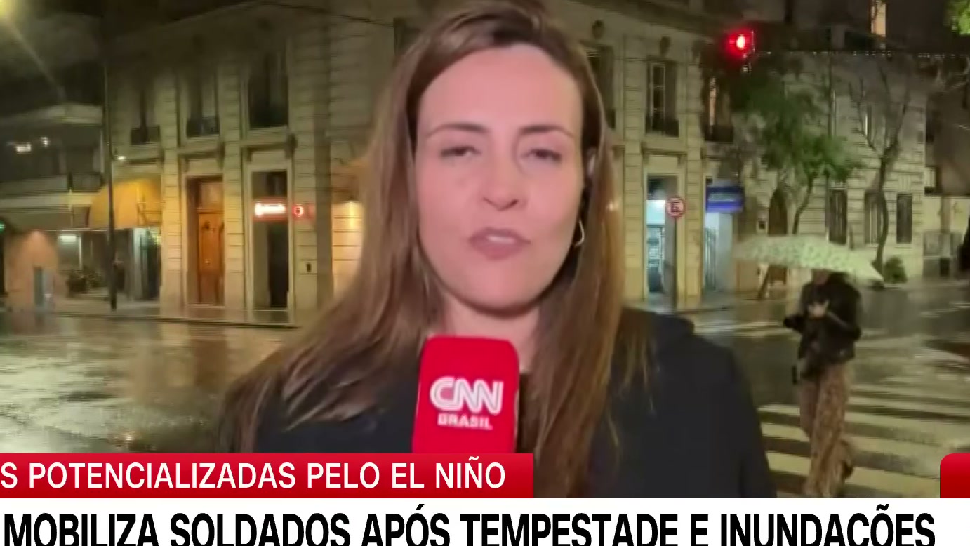 Enxurrada de lama arrasta veículos e invade casas em Santiago, mas homem consegue se salvar agarrado a uma árvore, segundo reportagem da CNN