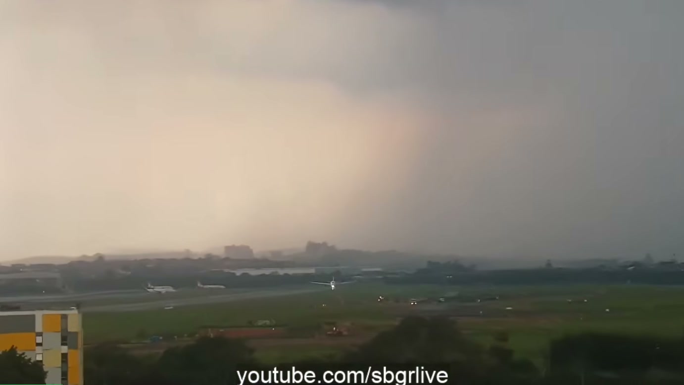“Meu Deus”: descida de jatinho chama atenção de comentarista da SBGR LIVE em registro de aproximação para pouso durante formação de tempestade em Guarulhos