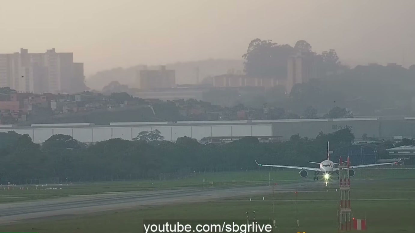 “Meu Deus”: descida de jatinho chama atenção de comentarista da SBGR LIVE em registro de aproximação para pouso durante formação de tempestade em Guarulhos