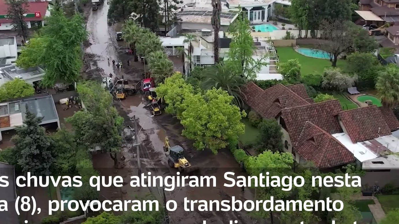 Deslizamentos provocados por fortes chuvas deixam destruição em Las Condes, e vídeo do UOL apresenta uma visão aérea da região colocada em calamidade pública