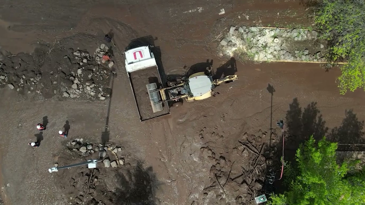 Deslizamentos provocados por fortes chuvas deixam destruição em Las Condes, e vídeo do UOL apresenta uma visão aérea da região colocada em calamidade pública