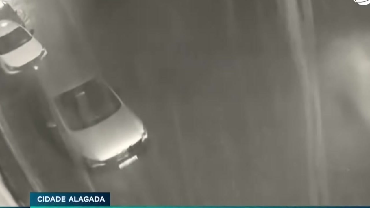 Rua na zona sul de São Paulo fica tomada pela água em três minutos, mas prejuízos da enxurrada aparecem depois, segundo Record News