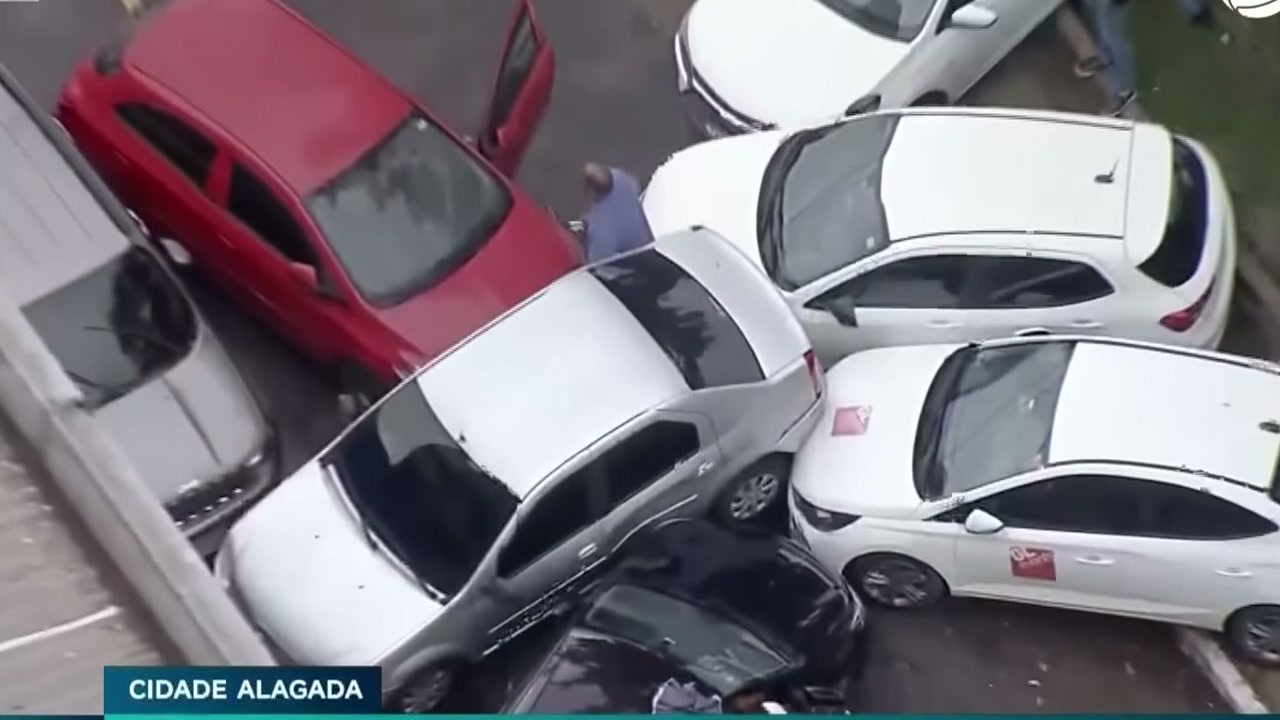 Rua na zona sul de São Paulo fica tomada pela água em três minutos, mas prejuízos da enxurrada aparecem depois, segundo Record News