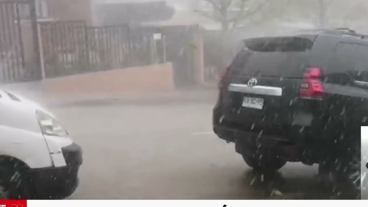 Chuva intensa dura pouco em Santiago, mas enxurrada de lama chega depois e arrasta carros e ônibus com passageiros, segundo cronologia do Meganoticias