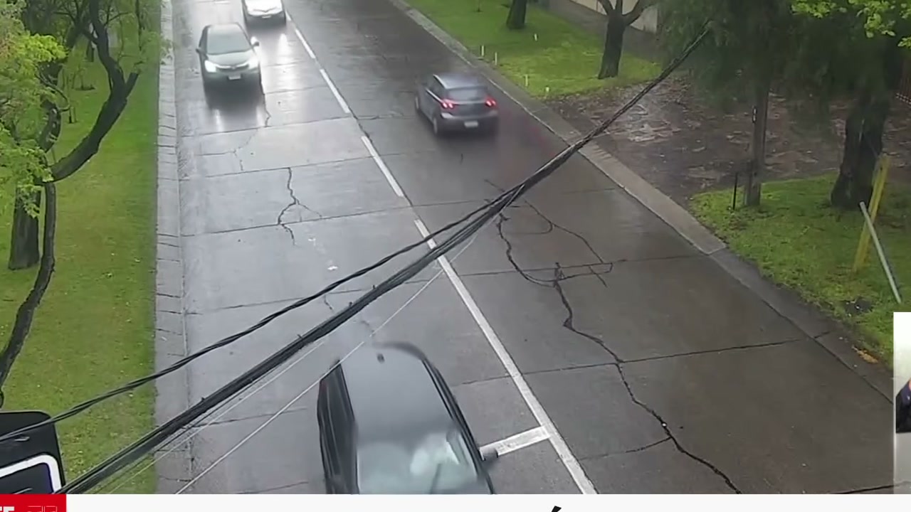 Chuva intensa dura pouco em Santiago, mas enxurrada de lama chega depois e arrasta carros e ônibus com passageiros, segundo cronologia do Meganoticias